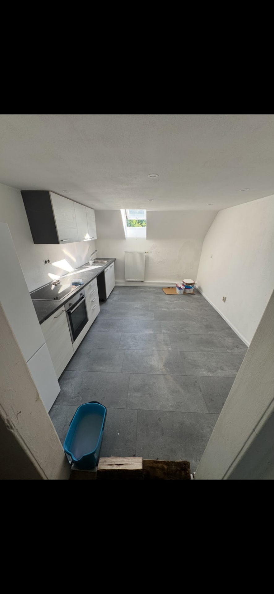 Fertig sanierte Küche mit neuer Decke, LED-Spots, neuem Fliesenboden und wieder eingebauter Küchenzeile